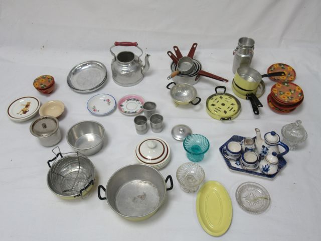 Null Lot including a dinette part and kitchen utensils for child. Circa 1960-70.&hellip;