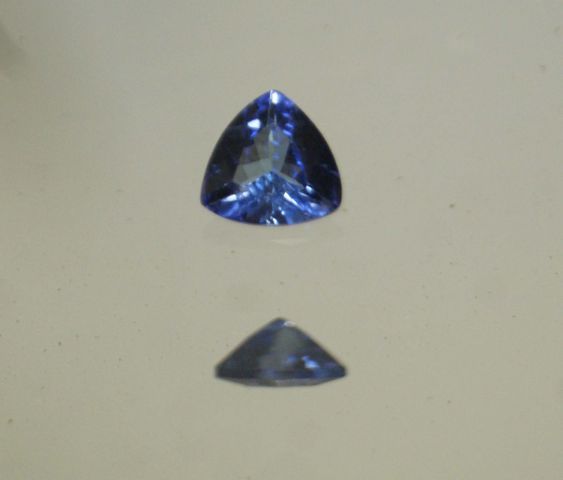 Null Tanzanite trillion size on paper.

Weight : 0,85 ct approx.