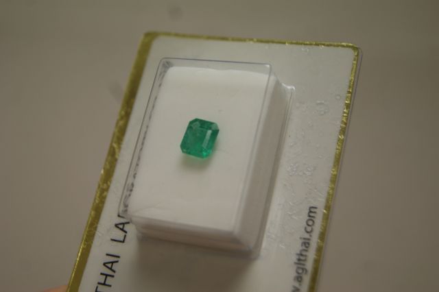 Null Natural rectangular emerald. 1.53 carats. Provenance : Afghanistan. With it&hellip;