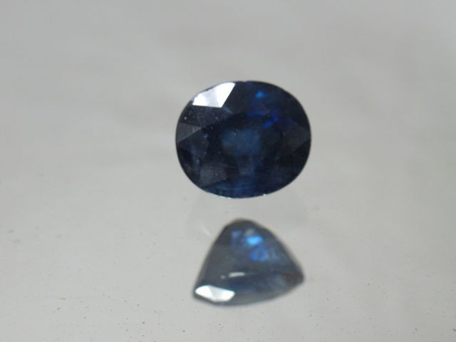Null Blue sapphire. 11.51 carats. With its certificate.