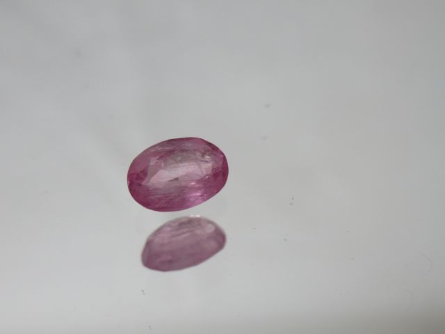 Null Saphir rose (Sri Lanka). Poids : 1,46 carats. Avec son certificat.