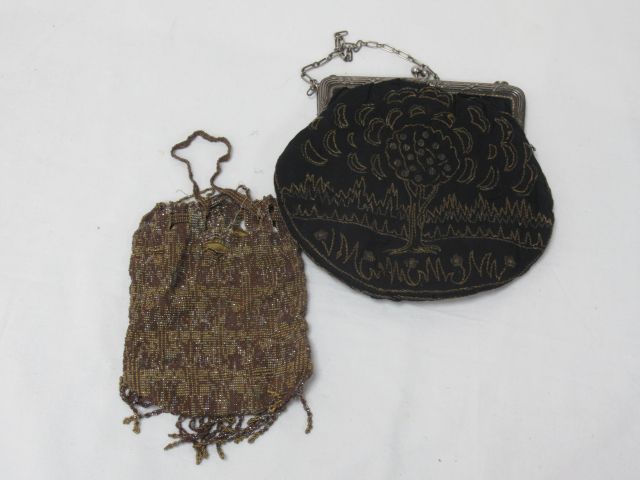 Null 拍品包括一个刺绣的织物aumonière和一个珍珠织物钱包。1900年左右。从14到18厘米（磨损）。