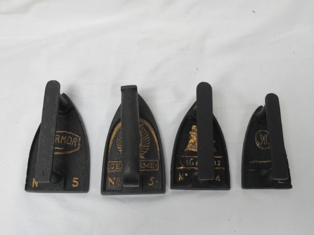 Null Set of 4 cast iron irons. 8-13 cm