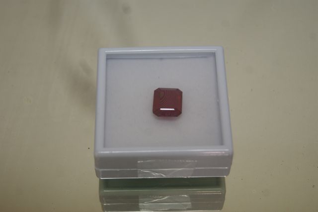 Null Rubí, corte rectangular, tratado, 9,4 quilates