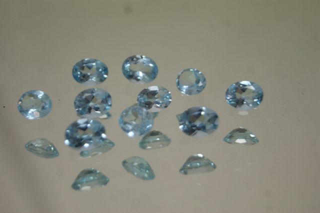Null Lot of oval and faceted blue topazes, about 20 carats in all