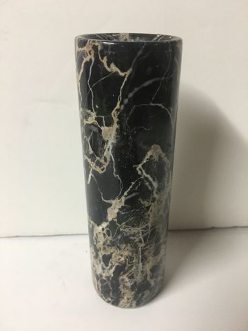 Null Soliflore-Vase aus Marmor. (XX.) H 15cm T 5cm