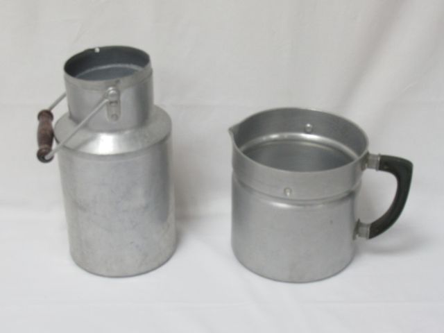 Null 铝制套装，包括一个牛奶壶和一个咖啡壶。约1940年，17 x 27厘米