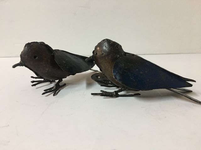 Null 原创的一对搪瓷金属板和焊接金属丝的小鸟雕塑（手工制作）。 长14厘米，高6厘米