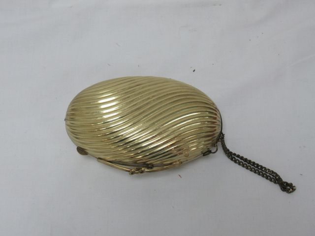 Null LANCOME, golden metal bag advertising the perfume "black magic", L: 16cm.