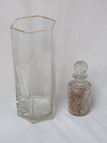 Null Vase en verre gravé. Haut.: 27 cm On y joint un flacon, dans le goût de Bac&hellip;