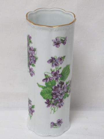 Null BAVARIA Vase rouleau en porcelaine blanche à décor de fleurs. 23 cm