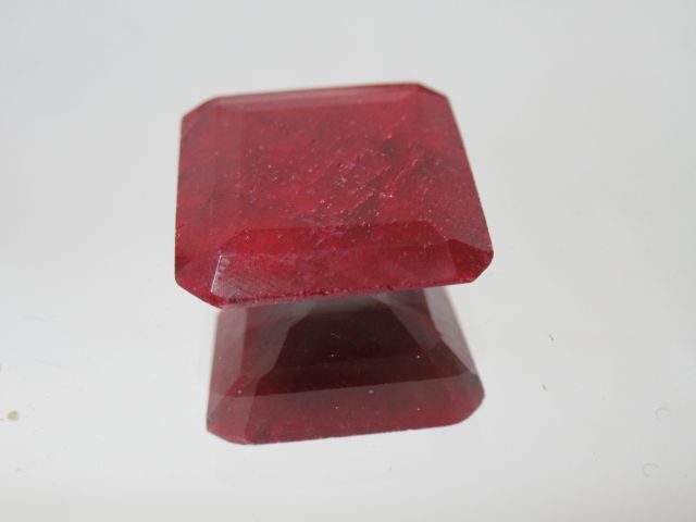 Null Ruby. Weight : 29,90 carats. With its certificate.