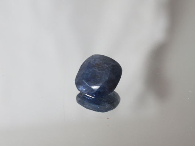 Null Saphir bleu, taille coussin. Poids : 3,19 carats. Avec son certificat.