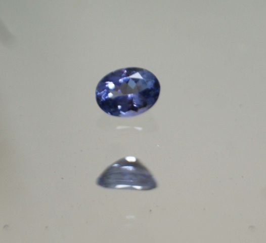 Null Tanzanite of oval size on paper.

Weight : 1,25 cts