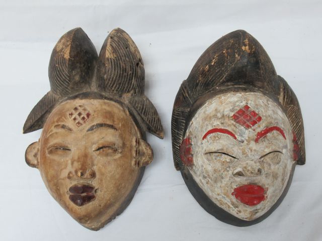 Null AFRIQUE Lot de deux masques en bois. Haut.: 35 cm (manques et usure)