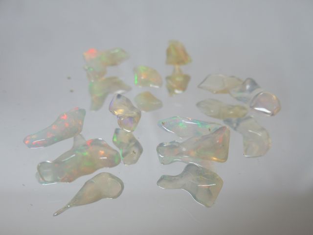 Null Lot comprenant 10 morceaux d'opale brute. Poids : 8,30 carats