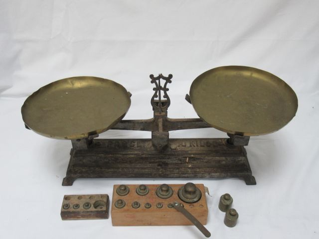 Null Cast iron scale with brass plates. Length: 43 cm A set of weights (incomple&hellip;