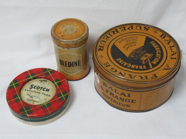 Null Stapel alter Werbeboxen aus lackiertem Blech: Blédine, Scotch. 12-19 cm