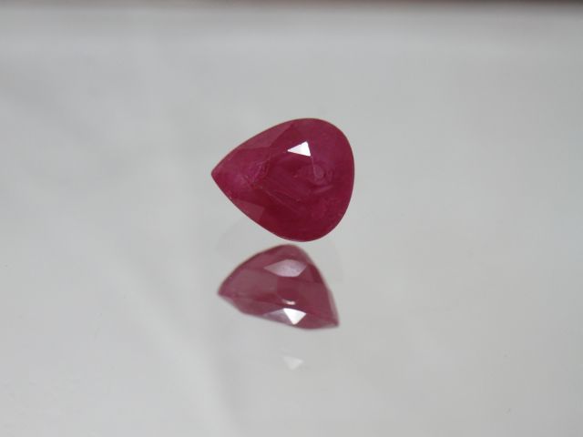 Null Ruby, pear cut. Weight : 2,74 carats. With its certificate.