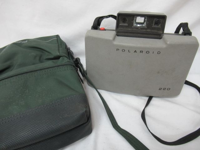 Null Cámara POLAROID Modelo 220 en una funda. Desaparecido. Alrededor de 1990