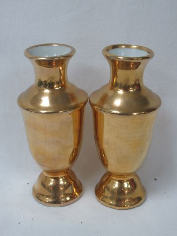Null 一对镀金的瓷器花瓶。12厘米