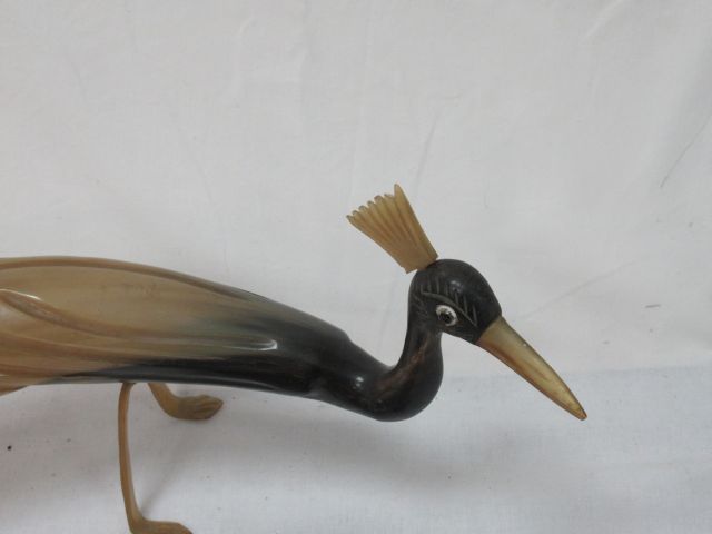 Null Posten, darunter eine Ente aus Messing und ein Pfau aus Horn. 20-50 cm