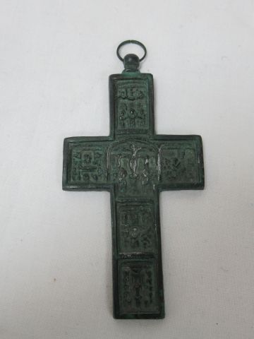 Null Croce in regula con patina verde, 9 cm.