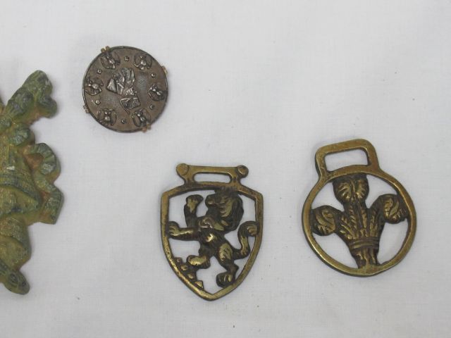 Null Elementos en regula dorada, mostrando emblemas napoleónicos, de unos 10 cm.