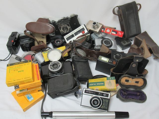 Null Un sólido conjunto de cámaras, varios accesorios (flashes, focos, medidores&hellip;