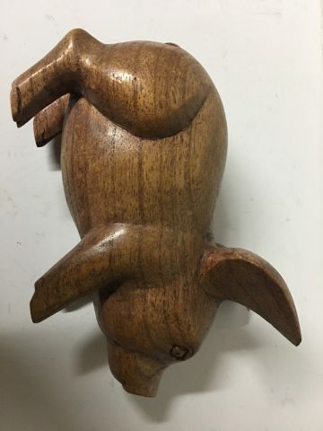 Null Sculpture en bois figurant un petit cochon (Travail artisanal) L 17cm H 12c&hellip;