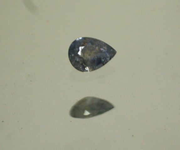 Null Green pear cut sapphire on paper.

Weight : 1,65 cts approx.