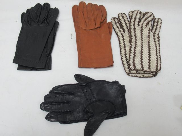 Null Lot comprenant 4 paires de gants pour dame, dont 2 de conduite en cuir. Tai&hellip;