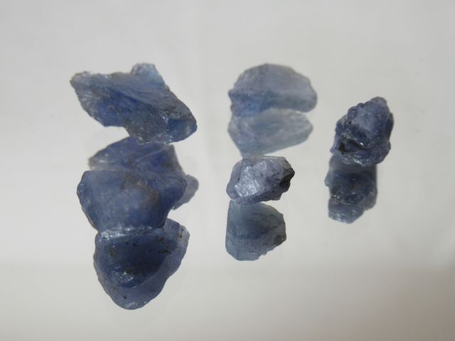 Null Lot comprising 5 pieces of rough tanzanite. Weight: 40 carats (approximatel&hellip;