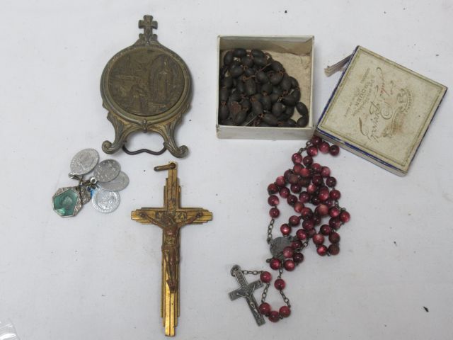 Null 拍品包括一个小铜十字架（10厘米），一个 "卢尔德纪念品 "的框架，2个念珠，一些奖章。