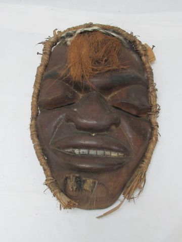 Null AFRIKA, geschnitzte Holzmaske, die eine männliche Figur zeigt, 43 x 29 cm.