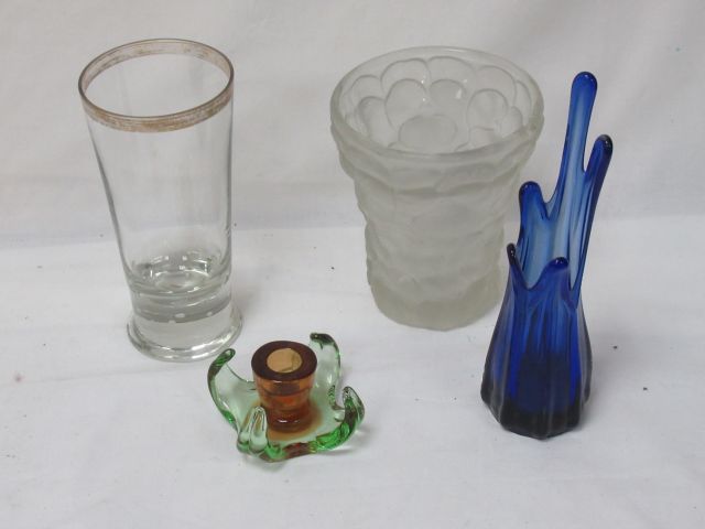 Null Lot de 3 vases en verre. 6-23 cm (égrenures à l'un) On y joint un bougeoir &hellip;