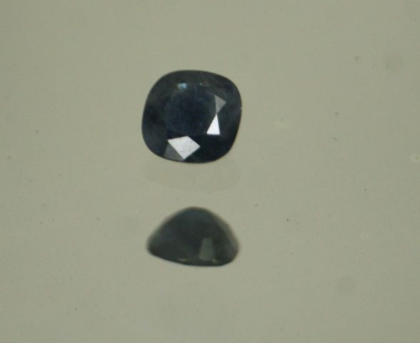Null Cushion cut sapphire on paper.

Inclusions.

Weight : 3,30 cts
