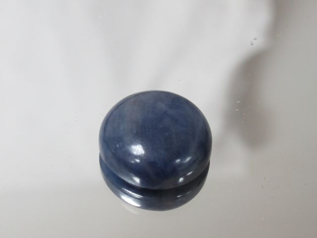 Null Blue sapphire, cabochon cut. Weight : 20,67 carats. With its certificate.
