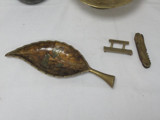 Null 拍品包括白色金属水壶，青铜盒，珐琅黄铜小刀，有趣的笔刀，胡桃夹子杯。 6-18厘米