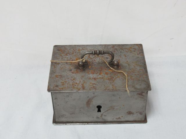 Null Metal box. 8 x 16 x 12,5 cm With its key.
