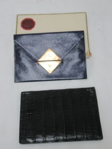 Null KLEIN 蓝色小号皮革手包。银色搭扣。图为LV。14厘米 在它的盒子里。我们加入了一个鳄鱼皮风格的钱包。