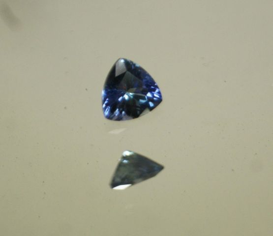 Null Tanzanite di dimensioni trilioni su carta.

Peso: 1,13 ct circa.