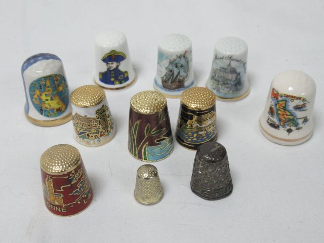 Null Set of porcelain thimbles, enamelled metal. 2-3 cm