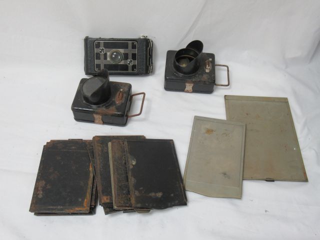 Null Lot consisting of metal photographic plates, a blow-up camera and two metal&hellip;