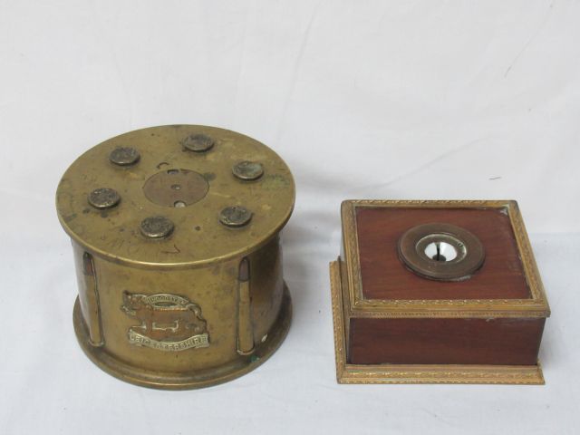 Null 壳元素变成了一个盒子。9 x 13 cm 附有一个包含旧电气装置的木质底座。