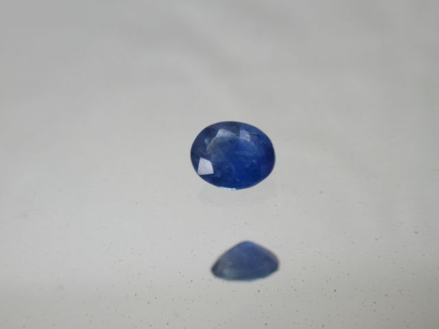 Null Saphir bleu du Sri Lanka. 1,07 carats. Avec son certificat.