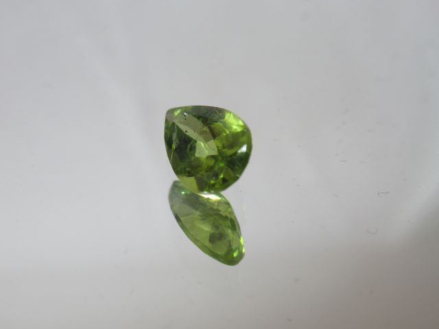 Null Peridot, pear size. Weight : 1,95 carats. With its certificate.