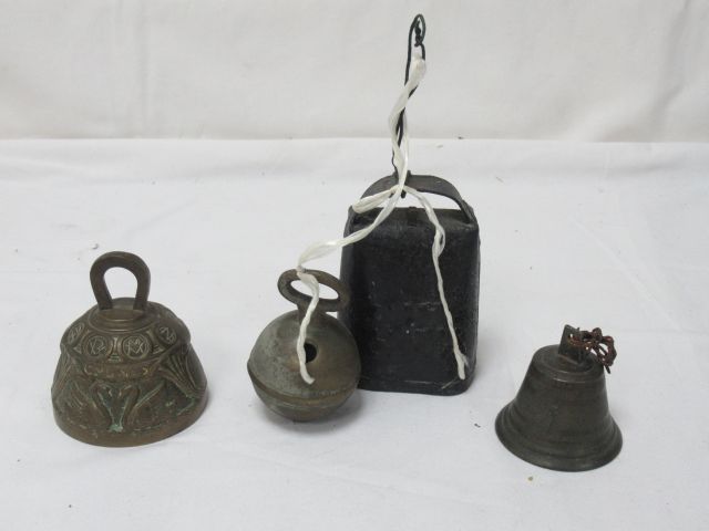 Null Lot of bells in bronze, crystal, metal ... 4-17 cm (missing)