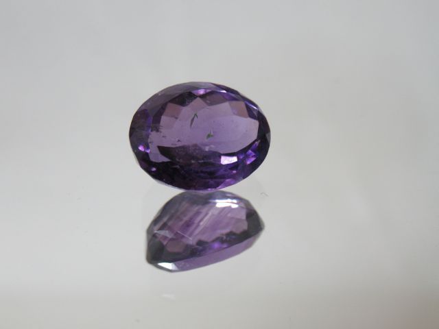 Null 紫水晶。重量：5,8克拉。有了它的证书。