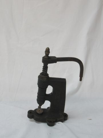 Null DAUDE Old cobbler's press (?) in lacquered cast iron. Height: 28 cm